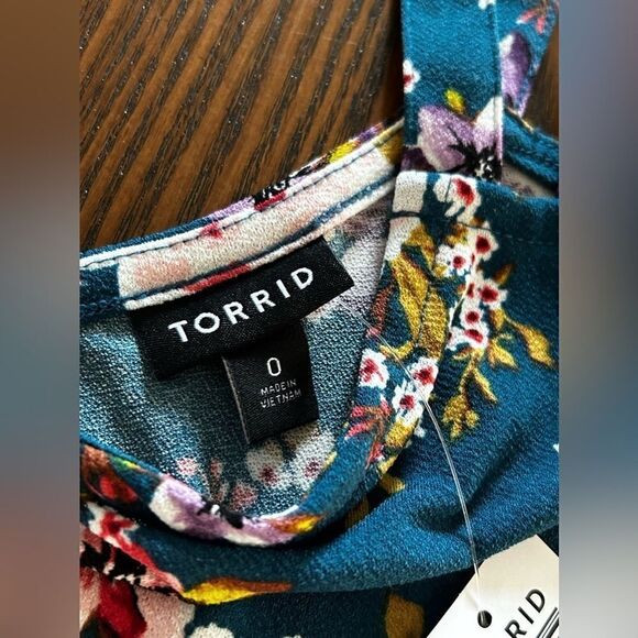 NWT Torrid floral strappy cold shoulder balloon sleeve‎ top 0X - Picture 14 of 16